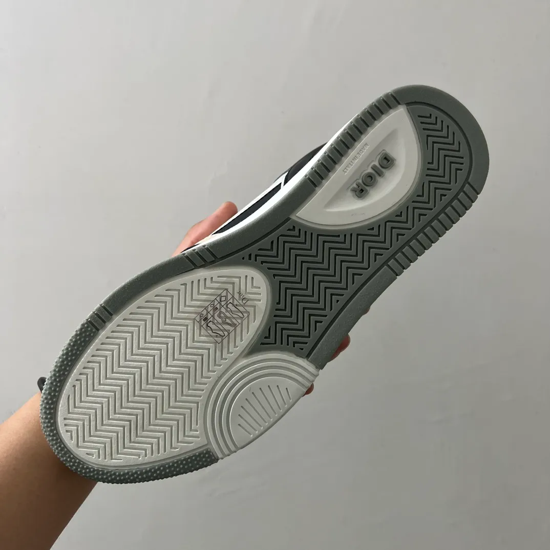 👟👟Ex-factory price 560👟👟 Men's size +10 Dior B27 series ✨2024 upgraded version purchasing agent grade ✨Super🔥sports shoes👫couple shoes. The high version 1:1 adopts oil edge lasting technology, the fabric is imported first-layer cowhide + high-tech fabric, and the inner cowhide + customized lining. TPU original engraved outsole. More than 30 colors of high-soled boots are available. Size: 35-42 for women and 38-46 for men. Bosses are welcome to compare...